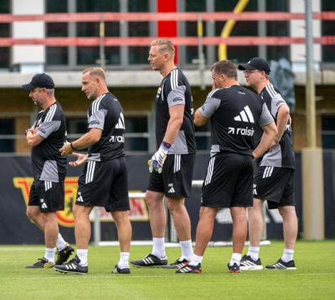 Fußball, Herren, Saison 2026 2027, 1. Bundesliga, 1. FC Union Berlin, Training auf Trainingsplatz II, v. l. Co-Trainer Sebastian Bönig (1. FC Union), Trainer Mauro Lustrinelli (1. FC Union Berlin), Torwarttrainer Marcel Höttecke (1. FC Union), Co-Trainer Michel Renggli (1. FC Union), Videoanalyst Adrian Wittmann (1. FC Union), 01.07. 2026, *** Soccer, Men s, 2026–2027 Season, Bundesliga 1, 1. FC Union Berlin, Training on Training Field II, from left: Assistant Coach Sebastian Bönig (1. FC Union), Head Coach Mauro Lustrinelli (1. FC Union Berlin), Goalkeeper Coach Marcel Höttecke (1. FC Union), Assistant Coach Michel Renggli (1. FC Union), Video Analyst Adrian Wittmann (1. FC Union), July 1, 2026, Copyright: xMatthiasxKochx