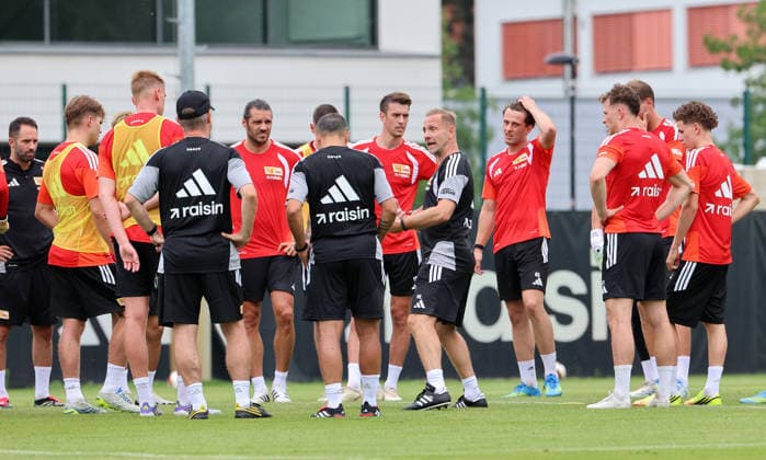 Trainer Mauro Lustrinelli redet mit der Mannschaft Auftakttraining Fußball Fussball Training Bundesliga Herren DFL Saison 2026 2027 01.07.2026 1.FC Union Berlin FCU DFL regulations prohibit any use of photographs as image sequences and or quasi-video. *** Coach Mauro Lustrinelli talks with the team. First training session. Sports. Soccer. Soccer training. Bundesliga. Men s. DFL. 2026–2027 season. January 7, 2026. 1. FC Union Berlin (FCU). DFL regulations prohibit any use of photographs as image sequences and or quasi-video.