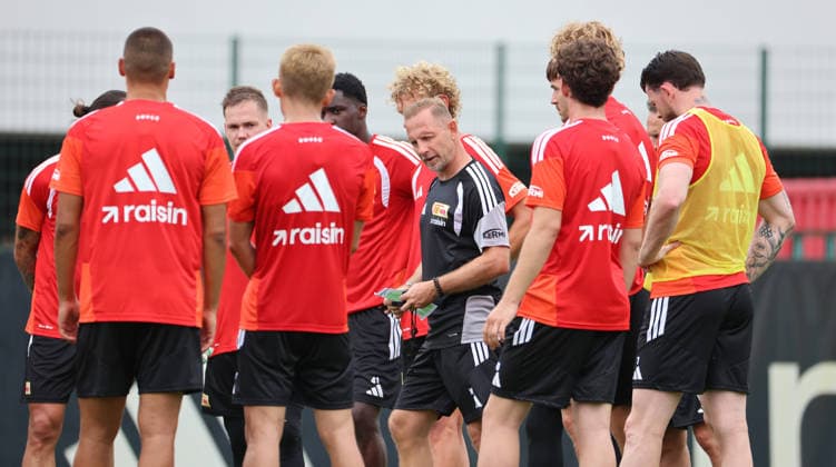 Trainer Mauro Lustrinelli redet mit der Mannschaft Auftakttraining Fußball Fussball Training Bundesliga Herren DFL Saison 2026 2027 01.07.2026 1.FC Union Berlin FCU DFL regulations prohibit any use of photographs as image sequences and or quasi-video. *** Coach Mauro Lustrinelli talks with the team. First training session. Sports. Soccer. Soccer training. Bundesliga. Men s. DFL. 2026–2027 season. January 7, 2026. 1. FC Union Berlin (FCU). DFL regulations prohibit any use of photographs as image sequences and or quasi-video.