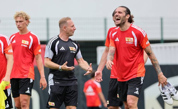 Leopold Querfeld, Trainer Mauro Lustrinelli redet mit Christopher Trimmel Aktion Oberkörper Auftakttraining Fußball Fussball Training Bundesliga Herren DFL Saison 2026 2027 01.07.2026 1.FC Union Berlin FCU DFL regulations prohibit any use of photographs as image sequences and or quasi-video. *** Leopold Querfeld, Coach Mauro Lustrinelli talks with Christopher Trimmel; upper-body exercises; preseason training; sports; soccer; soccer training; Bundesliga; men s; DFL; 2026–2027 season; January 7, 2026; 1. FC Union Berlin; FCU; DFL regulations prohibit any use of photographs as image sequences and or quasi-video