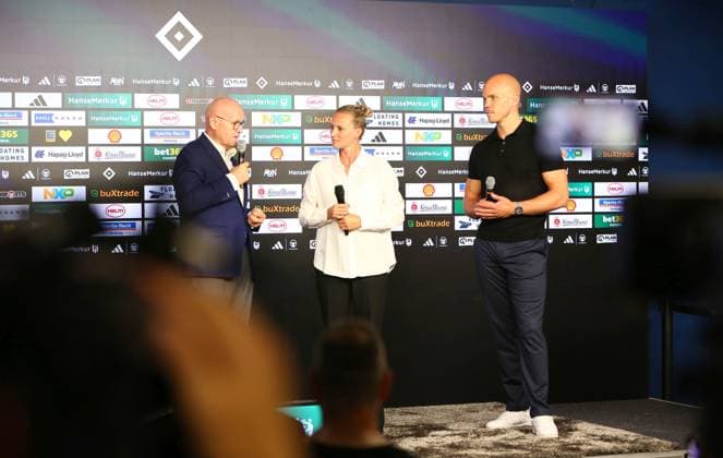 01.07.2026, xcex, GER, Hamburg, Volksparkstadion, Fussball, 1. Bundesliga, Saison 2026 2027, HSV, Hamburger Sportverein, Pressekonferenz anlaesslich der Vorstellung der neuen HSV-Sportvorstaendin Kathleen Krueger beim HSV, mit Michael Papenfuss (Aufsichtsratvorsitzender (HSV Fussball AG) und Henrik Koencke (Praesident HSV e.V.) DFL regulations prohibit any use of photographs as image sequences and or quasi-video *** July 1, 2026, xcex, GER, Hamburg, Volksparkstadion, Soccer, Bundesliga 1, 2026–2027 Season, HSV, Hamburger Sportverein, press conference marking the introduction of HSV’s new Chief Sports Officer Kathleen Krueger, featuring Michael Papenfuss, Chairman of the Supervisory Board of HSV Fussball AG, and Henrik Koencke, President of HSV e.V. DFL regulations prohibit any use of photographs as image sequences and or quasi-video