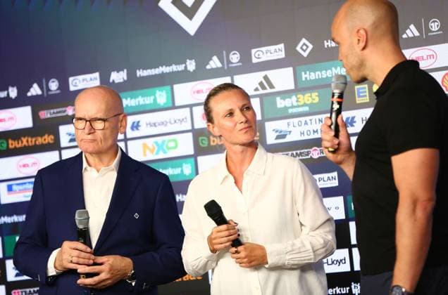 01.07.2026, xcex, GER, Hamburg, Volksparkstadion, Fussball, 1. Bundesliga, Saison 2026 2027, HSV, Hamburger Sportverein, Pressekonferenz anlaesslich der Vorstellung der neuen HSV-Sportvorstaendin Kathleen Krueger beim HSV, mit Michael Papenfuss (Aufsichtsratvorsitzender (HSV Fussball AG) und Henrik Koencke (Praesident HSV e.V.) DFL regulations prohibit any use of photographs as image sequences and or quasi-video *** July 1, 2026, xcex, GER, Hamburg, Volksparkstadion, Soccer, Bundesliga 1, 2026–2027 Season, HSV, Hamburger Sportverein, press conference marking the introduction of HSV’s new Chief Sports Officer Kathleen Krueger, featuring Michael Papenfuss, Chairman of the Supervisory Board of HSV Fussball AG, and Henrik Koencke, President of HSV e.V. DFL regulations prohibit any use of photographs as image sequences and or quasi-video