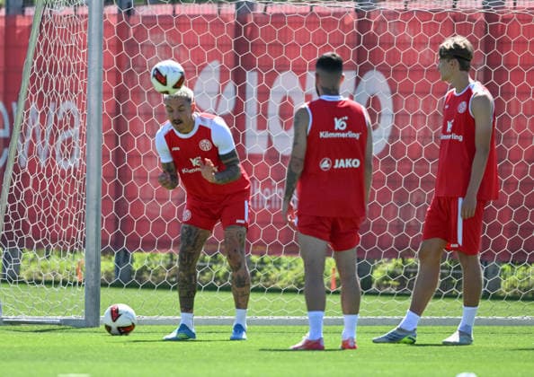 01.07.2026, xsltx, Fussball 1.Bundesliga, FSV Mainz 05 - Trainingsauftakt Saison 2026 27 v.l. Phillip Tietz (1. FSV Mainz 05), Marco Richter (1. FSV Mainz 05), Kacper Potulski (1. FSV Mainz 05) (DFL DFB REGULATIONS PROHIBIT ANY USE OF PHOTOGRAPHS as IMAGE SEQUENCES and or QUASI-VIDEO) *** July 1, 2026, xsltx, Soccer 1 Bundesliga, FSV Mainz 05 Start of Training for the 2026–27 Season, from left: Phillip Tietz 1 FSV Mainz 05, Marco Richter 1 FSV Mainz 05, Kacper Potulski 1 FSV Mainz 05. DFL and DFB regulations prohibit any use of photographs as image sequences and or quasi-video.