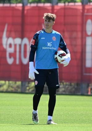 01.07.2026, xsltx, Fussball 1.Bundesliga, FSV Mainz 05 - Trainingsauftakt Saison 2026 27 v.l. Lasse Rieß (1. FSV Mainz 05) (DFL DFB REGULATIONS PROHIBIT ANY USE OF PHOTOGRAPHS as IMAGE SEQUENCES and or QUASI-VIDEO) *** July 1, 2026, xsltx, Soccer 1 Bundesliga, FSV Mainz 05 Start of Training for the 2026–27 Season, photo by Lasse Rieß. 1 FSV Mainz 05. DFL and DFB regulations prohibit any use of photographs as image sequences and or quasi-video.