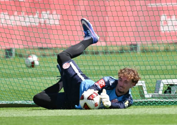 Sport Bilder des Tages 01.07.2026, xsltx, Fussball 1.Bundesliga, FSV Mainz 05 - Trainingsauftakt Saison 2026 27 v.l. Maximilian Kinzig (1. FSV Mainz 05) (DFL DFB REGULATIONS PROHIBIT ANY USE OF PHOTOGRAPHS as IMAGE SEQUENCES and or QUASI-VIDEO) *** July 1, 2026, xsltx, Soccer 1 Bundesliga, FSV Mainz 05 Start of Training for the 2026–27 Season, photo by Maximilian Kinzig. 1 FSV Mainz 05. DFL and DFB regulations prohibit any use of photographs as image sequences and or quasi-video.