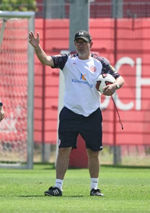 01.07.2026, xsltx, Fussball 1.Bundesliga, FSV Mainz 05 - Trainingsauftakt Saison 2026 27 v.l. Urs Fischer (Cheftrainer 1. FSV Mainz 05) (DFL DFB REGULATIONS PROHIBIT ANY USE OF PHOTOGRAPHS as IMAGE SEQUENCES and or QUASI-VIDEO) *** July 1, 2026, xsltx, Soccer 1 Bundesliga, FSV Mainz 05 Starts Training for the 2026–27 Season; from left: Urs Fischer, Head Coach of FSV Mainz 05. DFL and DFB regulations prohibit any use of photographs as image sequences and or quasi-video.