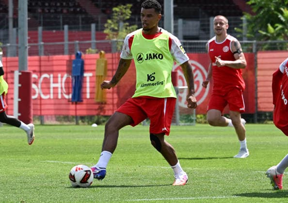 01.07.2026, xsltx, Fussball 1.Bundesliga, FSV Mainz 05 - Trainingsauftakt Saison 2026 27 v.l. Ransford Königsdörffer (1. FSV Mainz 05) (DFL DFB REGULATIONS PROHIBIT ANY USE OF PHOTOGRAPHS as IMAGE SEQUENCES and or QUASI-VIDEO) *** July 1, 2026, xsltx, Soccer 1 Bundesliga, FSV Mainz 05 Starts Training for the 2026–27 Season; from left: Ransford, Königsdörffer; 1 FSV Mainz 05. DFL and DFB regulations prohibit any use of photographs as image sequences and or quasi-video.