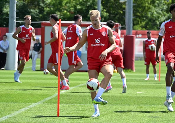 01.07.2026, xsltx, Fussball 1.Bundesliga, FSV Mainz 05 - Trainingsauftakt Saison 2026 27 v.l. Andreas Hanche-Olsen (1. FSV Mainz 05) (DFL DFB REGULATIONS PROHIBIT ANY USE OF PHOTOGRAPHS as IMAGE SEQUENCES and or QUASI-VIDEO) *** July 1, 2026, xsltx, Soccer 1 Bundesliga, FSV Mainz 05 Start of Training for the 2026–27 Season, photo by Andreas Hanche Olsen. 1 FSV Mainz 05. DFL and DFB regulations prohibit any use of photographs as image sequences and or quasi-video.