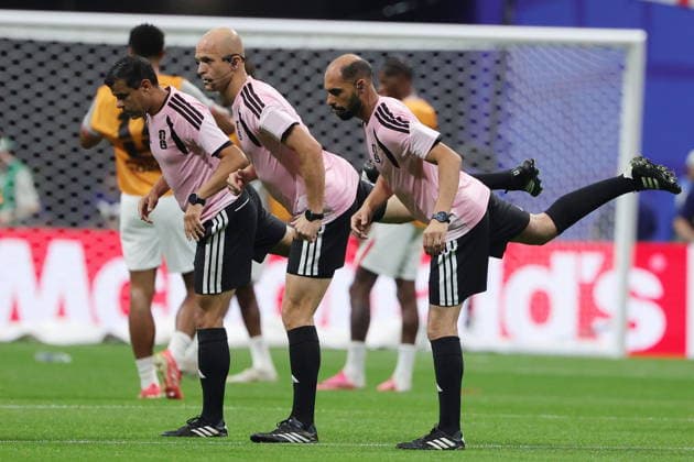 Sport Themen der Woche KW27 Sport Bilder des Tages FIFA World Cup, WM, Weltmeisterschaft, Fussball 2026 - Round of 32 - England vs DR Congo Jordanian referee Adham Makhadmeh (C) warms up with his assistants Ahmed Al-Roalle (R) and Mohammad Al-Kalaf (L) before the FIFA World Cup 2026 Round of 32 match England against Democratic Republic of Congo, in Atlanta, USA, 01 July 2026. ATLANTA United States  Copyright: xCRISTOBALxHERRERA-ULASHKEVICHx