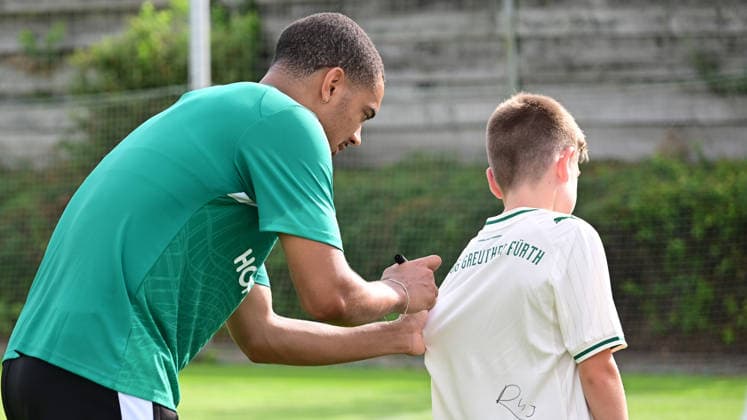 01.07.2026 - Fussball - 2. Bundesliga - Saison 2026 2027 - SpVgg Greuther Fürth Fuerth ( Kleeblatt ) - Training Trainingsauftakt - - xwoxzix - Maximilian Solomon Dietz (33, SpVgg Greuther Fürth ) gibt Autogramm Autogramme *** July 1, 2026 Soccer 2. Bundesliga 2026–2027 Season SpVgg Greuther Fürth Fürth Kleeblatt Training First Day of Training xwoxzix Maximilian Solomon Dietz 33, SpVgg Greuther Fürth signs autographs