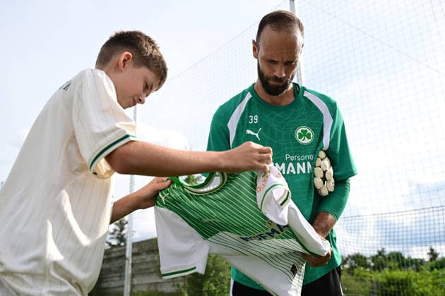 01.07.2026 - Fussball - 2. Bundesliga - Saison 2026 2027 - SpVgg Greuther Fürth Fuerth ( Kleeblatt ) - Training Trainingsauftakt - - xwoxzix - Christian Ortag (39, SpVgg Greuther Fürth ) gibt Autogramm Autogramme *** July 1, 2026 Soccer 2. Bundesliga 2026–2027 Season SpVgg Greuther Fürth Fürth Kleeblatt Training Start of Training xwoxzix Christian Ortag 39, SpVgg Greuther Fürth signs autographs