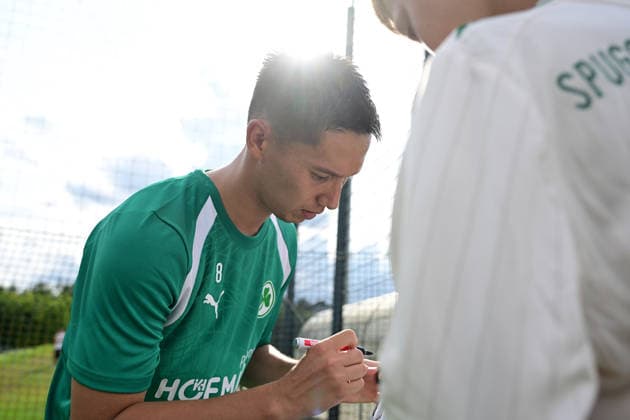 01.07.2026 - Fussball - 2. Bundesliga - Saison 2026 2027 - SpVgg Greuther Fürth Fuerth ( Kleeblatt ) - Training Trainingsauftakt - - xwoxzix - Shinta Appelkamp (8, SpVgg Greuther Fürth ) gibt Autogramm Autogramme *** July 1, 2026 Soccer 2. Bundesliga 2026–2027 Season SpVgg Greuther Fürth Fürth Kleeblatt Training Start of Training xwoxzix Shinta Appelkamp 8, SpVgg Greuther Fürth signs autographs