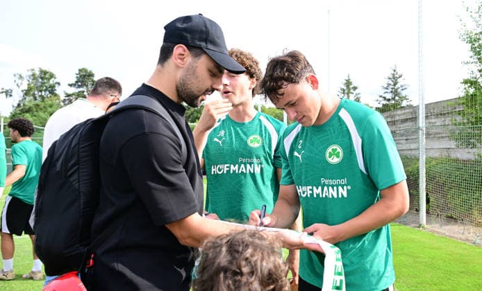 01.07.2026 - Fussball - 2. Bundesliga - Saison 2026 2027 - SpVgg Greuther Fürth Fuerth ( Kleeblatt ) - Training Trainingsauftakt - - xwoxzix - Lukas Reich (2, SpVgg Greuther Fürth ) gibt Autogramm Autogramme *** July 1, 2026 Soccer 2. Bundesliga 2026–2027 Season SpVgg Greuther Fürth (Füroth Kleeblatt) Training First Day of Training xwoxzix Lukas Reich 2, SpVgg Greuther Fürth signs autographs