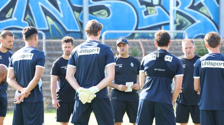01.07.2026, xrekx, Fussball 3.Liga, SV Waldhof Mannheim - Trainingsauftakt Saison 2026 27 v.l. Rui Mota Trainer (SV Waldhof Mannheim) Teamkreis (DFL DFB REGULATIONS PROHIBIT ANY USE OF PHOTOGRAPHS as IMAGE SEQUENCES and or QUASI-VIDEO) Mannheim *** July 1, 2026, xrekx, Soccer 3rd Division, SV Waldhof Mannheim Kicks Off Training for the 2026–27 Season; from left: Rui Mota, Coach of SV Waldhof Mannheim, Team Circle. DFL and DFB regulations prohibit any use of photographs as image sequences and or quasi-video. Mannheim