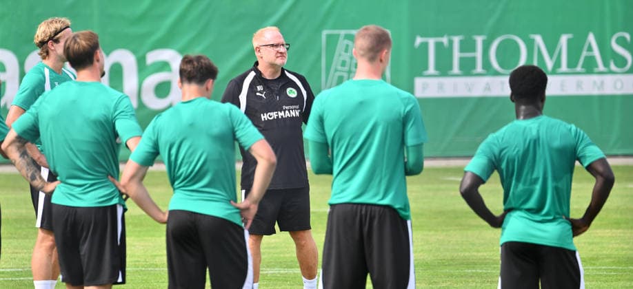 01.07.2026 - Fussball - 2. Bundesliga - Saison 2026 2027 - SpVgg Greuther Fürth Fuerth ( Kleeblatt ) - Training Trainingsauftakt - - xwoxzix - Heiko Vogel ( Trainer SpVgg Greuther Fürth ) spricht zu Mannschaft Team *** July 1, 2026 Soccer 2. Bundesliga 2026–2027 Season SpVgg Greuther Fürth (Füroth Kleeblatt) Training First Day of Training xwoxzix Heiko Vogel, coach of SpVgg Greuther Fürth, addresses the team