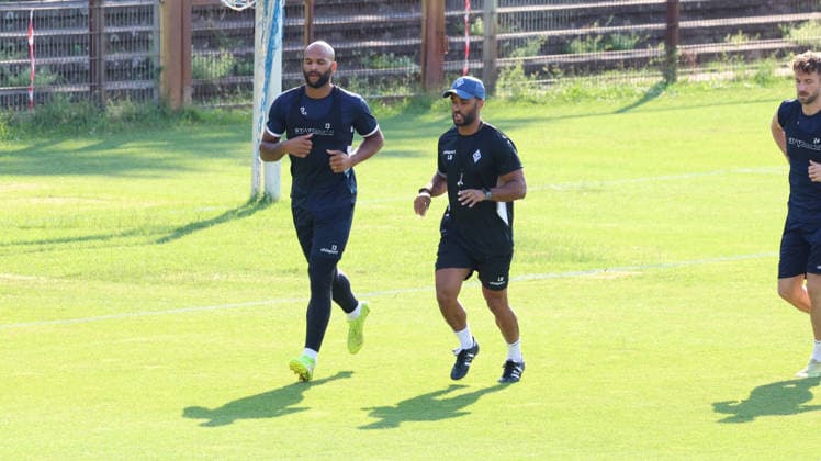 01.07.2026, xrekx, Fussball 3.Liga, SV Waldhof Mannheim - Trainingsauftakt Saison 2026 27 v.l. Terrence Boyd (SV Waldhof Mannheim) Luis Barbosa Athletiktrainer (SV Waldhof Mannheim) (DFL DFB REGULATIONS PROHIBIT ANY USE OF PHOTOGRAPHS as IMAGE SEQUENCES and or QUASI-VIDEO) Mannheim *** July 1, 2026, xrekx, Soccer 3rd Division, SV Waldhof Mannheim Starts Training for the 2026–27 Season; from left: Terrence Boyd, SV Waldhof Mannheim; Luis Barbosa, athletic trainer, SV Waldhof Mannheim; DFL; DFB REGULATIONS PROHIBIT ANY USE OF PHOTOGRAPHS AS IMAGE SEQUENCES AND OR QUASI-VIDEO; Mannheim