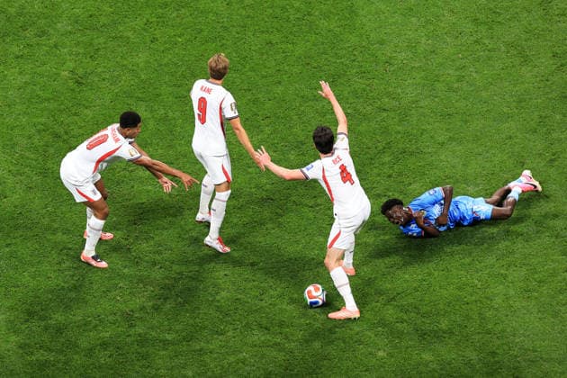 Football - FIFA World Cup, WM, Weltmeisterschaft, Fussball - Round of 32 - Round of 32 - England v DR Congo 1st July 2026 - FIFA World Cup - Round of 32 - England v DR Congo - Nathanael Mbuku of DR Congo falls after a challenge from Jude Bellingham of England as Harry Kane of England and Declan Rice of England react - Photo: Simon Stacpoole Offside. Atlanta USA *** Fußball – FIFA-Weltmeisterschaft – Runde der letzten 32 – Runde der letzten 32 – England gegen DR Kongo – 1. Juli 2026 – FIFA-Weltmeisterschaft – Runde der letzten 32 – England gegen DR Kongo – Nathanael Mbuku aus der DR Kongo geht nach einem Zweikampf mit Jude Bellingham aus England zu Boden, während Harry Kane aus England und Declan Rice aus England reagieren. Foto: Simon Stacpoole Abseits Atlanta, USA  Copyright: xSimonxStacpoolexOffside