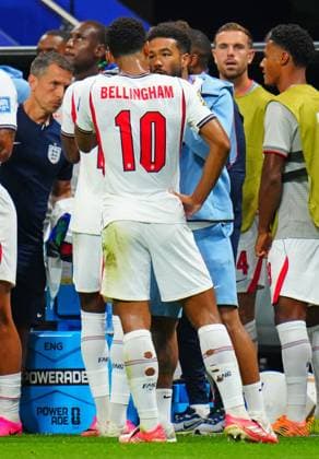 Reece James of England talks Jude Bellingham during the hydration break England v DR Congo, 2026 FIFA World Cup, WM, Weltmeisterschaft, Fussball Group of 32, Football, Atlanta Stadium, Atlanta, Georgia, USA - 01 Jul 2026Atlanta Mercedes-Benz Stadium Georgia (GA) United States of America  Copyright: xJavierxGarcia Shutterstockx 16970375bj