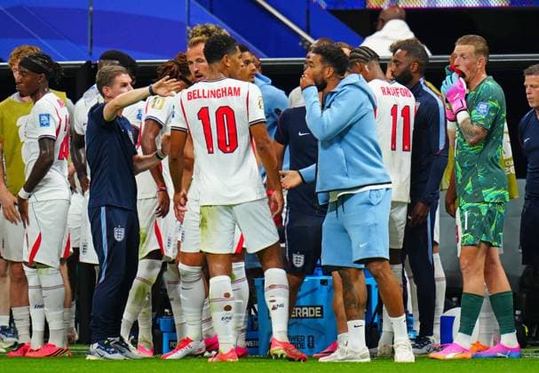 Reece James of England talks Jude Bellingham during the hydration break England v DR Congo, 2026 FIFA World Cup, WM, Weltmeisterschaft, Fussball Group of 32, Football, Atlanta Stadium, Atlanta, Georgia, USA - 01 Jul 2026Atlanta Mercedes-Benz Stadium Georgia (GA) United States of America  Copyright: xJavierxGarcia Shutterstockx 16970375bk