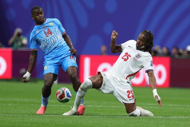 FIFA World Cup, WM, Weltmeisterschaft, Fussball 2026 - Round of 32 - England vs DR Congo Noah Sadiki (L) of DR Congo in action against Djed Spence of England during the FIFA World Cup 2026 Round of 32 match England against Democratic Republic of Congo, in Atlanta, USA, 01 July 2026. ATLANTA United States  Copyright: xCRISTOBALxHERRERA-ULASHKEVICHx