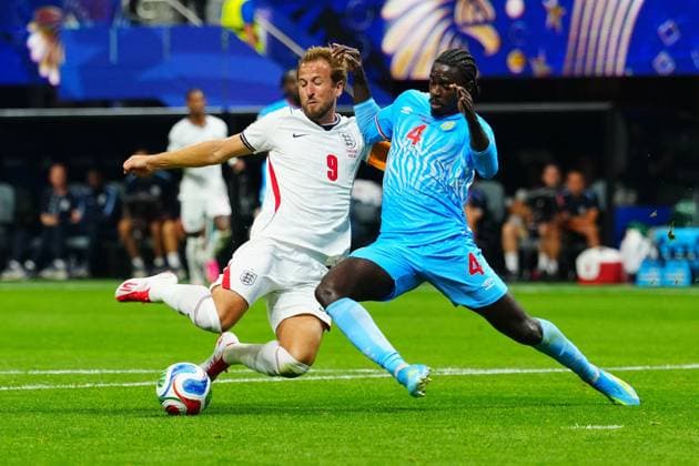 Axel Tuanzebe of Congo DR blocks from Harry Kane of England England v DR Congo, 2026 FIFA World Cup, WM, Weltmeisterschaft, Fussball Group of 32, Football, Atlanta Stadium, Atlanta, Georgia, USA - 01 Jul 2026Atlanta Mercedes-Benz Stadium Georgia (GA) United States of America  Copyright: xJavierxGarcia Shutterstockx 16970375bt