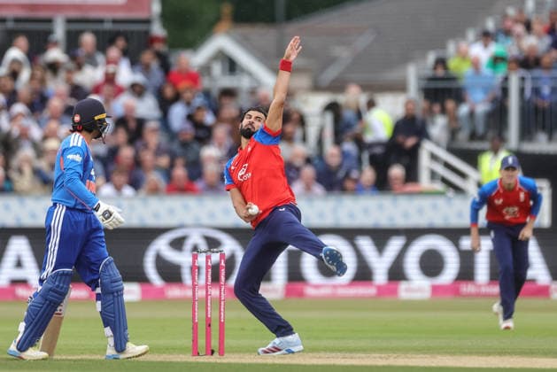 First Vitality T20 International England v India Saqib Mahmood of England delivers the ball during the First Vitality T20 international match, Länderspiel, Nationalmannschaft England vs India at Banks Homes Riverside Stadium, Chester-le-street, United Kingdom on 01 July 2026 (Photo by Mark Cosgrove News Images) Chester-le-street Banks Homes Riverside Stadium County Durham United Kingdom Copyright: xMarkxCosgrove NewsxImagesx