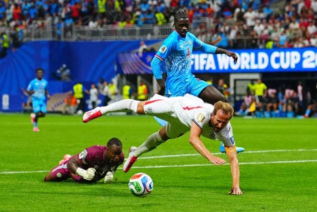 Harry Kane of England goes down after a challenge from Lionel Mpasi of Congo DR but no penalty is given England v DR Congo, 2026 FIFA World Cup, WM, Weltmeisterschaft, Fussball Group of 32, Football, Atlanta Stadium, Atlanta, Georgia, USA - 01 Jul 2026Atlanta Mercedes-Benz Stadium Georgia (GA) United States of America  Copyright: xJavierxGarcia Shutterstockx 16970375ca