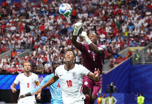 DR Congo s goalkeeper Lionel Mpasi punches the ball as England s Jude Bellingham (10) challenges in the first half of a Round of 32 FIFA World Cup, WM, Weltmeisterschaft, Fussball match at Atlanta Stadium in Atlanta, Georgia, on Wednesday, July 1, 2026.  ATL20260701808 CHRISTIANxBRUNSKILL