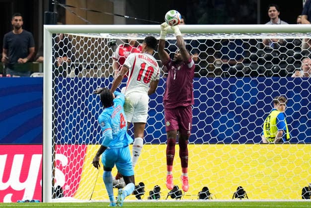 Lionel Mpasi (DR Kongo, 1) pariert gegen Jude Bellingham (England, 10) USA, FIFA Weltmeisterschaft, Sechzehntelfinale, England vs DR-Kongo, Atlanta, 01.07.2026 FIFA Weltmeisterschaft, Sechzehntelfinale, England vs DR-Kongo, Atlanta, 01.07.2026 Atlanta *** Lionel Mpasi (DR Congo), 1 save against Jude Bellingham (England), 10 (USA), FIFA World Cup, Round of 32, England vs. DR Congo, Atlanta, July 1, 2026 FIFA World Cup, Round of 32, England vs. DR Congo, Atlanta, July 1, 2026 Atlanta Copyright: xEibner-Pressefoto ScottxColemanx EP_SCN