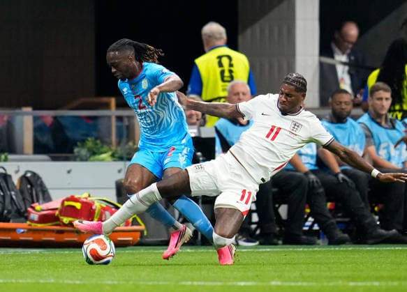 Aaron Wan-Bissaka (DR Kongo, 2) im Zweikampf mit Marcus Rashford (England, 11) USA, FIFA Weltmeisterschaft, Sechzehntelfinale, England vs DR-Kongo, Atlanta, 01.07.2026 FIFA Weltmeisterschaft, Sechzehntelfinale, England vs DR-Kongo, Atlanta, 01.07.2026 Atlanta *** Aaron Wan-Bissaka (DR Congo), No. 2, in a tackle with Marcus Rashford (England), No. 11, USA, FIFA World Cup, Round of 32, England vs. DR Congo, Atlanta, July 1, 2026 FIFA World Cup, Round of 32, England vs. DR Congo, Atlanta, July 1, 2026 Atlanta Copyright: xEibner-Pressefoto ScottxColemanx EP_SCN