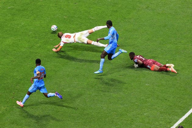 Football - FIFA World Cup, WM, Weltmeisterschaft, Fussball - Round of 32 - Round of 32 - England v DR Congo 1st July 2026 - FIFA World Cup - Round of 32 - England v DR Congo - DR Congo goalkeeper Lionel Mpasi trips Harry Kane of England in the box but no foul is given - Photo: Simon Stacpoole Offside. Atlanta USA *** Fußball – FIFA-Weltmeisterschaft – Runde der letzten 32 – Runde der letzten 32 – England gegen DR Kongo – 1. Juli 2026 – FIFA-Weltmeisterschaft – Runde der letzten 32 – England gegen DR Kongo – Der Torhüter der DR Kongo, Lionel Mpasi, bringt Harry Kane aus England im Strafraum zu Fall, doch es wird kein Foul gepfiffen. Foto: Simon Stacpoole – Abseits – Atlanta, USA  Copyright: xSimonxStacpoolexOffside