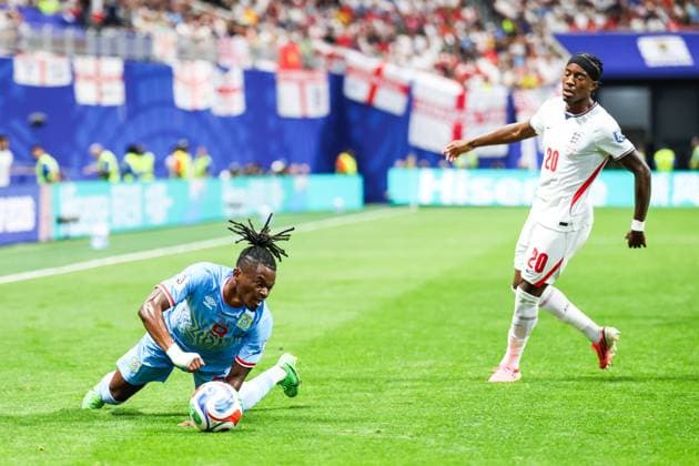 RECORD DATE NOT STATED FIFA World Cup, WM, Weltmeisterschaft, Fussball 2026 - Round of 32 - England v DR Congo Brian Cipenga player of DR Congo and Noni Madueke player of England during the FIFA World Cup 2026 Round of 32 match between England and DR Congo, at Atlanta Stadium, in Atlanta, United States, on Wednesday, July 01, 2026.(Foto: Vanessa Carvalho Brazil Photo Press IMAGO) Sports Copyright: xVanessaxCarvalhox