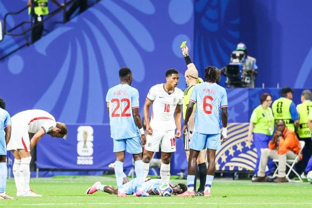 RECORD DATE NOT STATED FIFA World Cup, WM, Weltmeisterschaft, Fussball 2026 - Round of 32 - England v DR Congo Referee Adham Makhadmeh shows a yellow card to Jude Bellingham player of England during the FIFA World Cup 2026 Round of 32 match between England and DR Congo, at Atlanta Stadium, in Atlanta, United States, on Wednesday, July 01, 2026.(Foto: Vanessa Carvalho Brazil Photo Press IMAGO) Sports Copyright: xVanessaxCarvalhox
