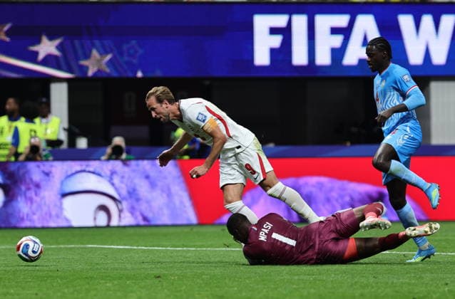 FIFA World Cup, WM, Weltmeisterschaft, Fussball 2026 - Round of 32 - England vs DR Congo Goalkeeper Lionel Mpasi of DR Congo in action against Harry Kane of England during the FIFA World Cup 2026 Round of 32 match England against Democratic Republic of Congo, in Atlanta, USA, 01 July 2026. ATLANTA United States  Copyright: xRONALDxWITTEKx