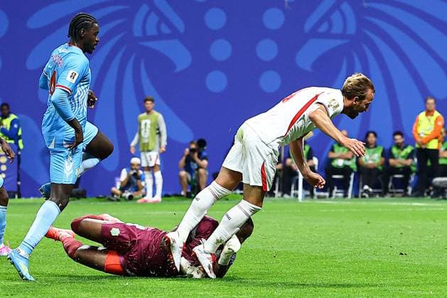 Harry Kane of England is challenged by Lionel Mpasi of DR Congo England v DR Congo, 2026 FIFA World Cup, WM, Weltmeisterschaft, Fussball Group of 32, Football, Atlanta Stadium, Atlanta, Georgia, USA - 01 Jul 2026Atlanta Mercedes-Benz Stadium Georgia (GA) United States of America  Copyright: xMIchaelxZemanek Shutterstockx 16970378ao