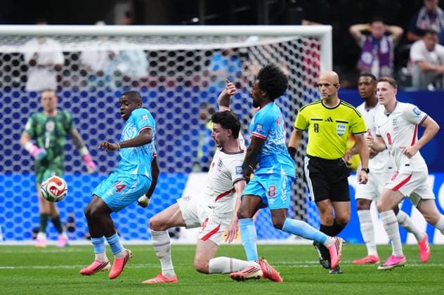 England v DR Congo - FIFA World Cup, WM, Weltmeisterschaft, Fussball 2026 - Round of 32 ATLANTA, USA - JULY 1: Noah Sadiki (14) of Congo and Declan Rice (4) of England compete for the ball during the 2026 FIFA World Cup Round of 32 match between England and DR Congo at Mercedes-Benz Stadium (Atlanta Stadium) in Atlanta, Georgia, United States on July 1, 2026. Jose Hernandez Anadolu Georgia United States. Editorial use only. Please get in touch for any other usage.  Copyright: x2026xAnadoluxJosexHernandezx