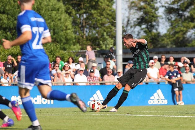 01.07.2026, xtgx, Fussball Testspiel, TSV Pattensen - Hannover 96 emspor, v.l. Boris Tomiak (Hannover, 3) schiesst den Ball aufs Tor, Torschuss, Schuss (DFL DFB REGULATIONS PROHIBIT ANY USE OF PHOTOGRAPHS as IMAGE SEQUENCES and or QUASI-VIDEO) Pattensen *** July 1, 2026, xtgx, soccer exhibition match, TSV Pattensen vs. Hannover 96, from left: Boris Tomiak (Hannover), No. 3 shoots the ball toward the goal, shot on goal, shot DFL DFB REGULATIONS PROHIBIT ANY USE OF PHOTOGRAPHS as IMAGE SEQUENCES and or QUASI-VIDEO Pattensen