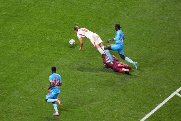 Sport Bilder des Tages Harry Kane of England is challenged by Lionel Mpasi of DR Congo England v DR Congo, 2026 FIFA World Cup, WM, Weltmeisterschaft, Fussball Group of 32, Football, Atlanta Stadium, Atlanta, Georgia, USA - 01 Jul 2026Atlanta Mercedes-Benz Stadium Georgia (GA) United States of America  Copyright: xIsmaelxAdnan Shutterstockx 16970376s