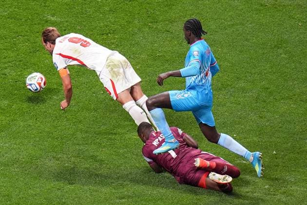 Harry Kane of England is challenged by Lionel Mpasi of DR Congo England v DR Congo, 2026 FIFA World Cup, WM, Weltmeisterschaft, Fussball Group of 32, Football, Atlanta Stadium, Atlanta, Georgia, USA - 01 Jul 2026Atlanta Mercedes-Benz Stadium Georgia (GA) United States of America  Copyright: xIsmaelxAdnan Shutterstockx 16970376q