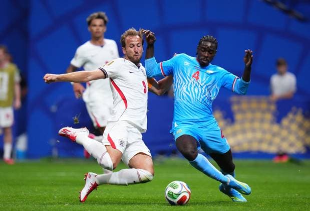 England v DR Congo - FIFA World Cup, WM, Weltmeisterschaft, Fussball 2026 - Round of 32 ATLANTA, USA - JULY 1: Harry Kane of England and Axel Tuanzebe of Congo compete for the ball during 2026 FIFA World Cup Round of 32 match between England and DR Congo at Mercedes-Benz Stadium (Atlanta Stadium) in Atlanta, Georgia, United States on July 1, 2026. Jose Hernandez Anadolu Georgia United States. Editorial use only. Please get in touch for any other usage.  Copyright: x2026xAnadoluxJosexHernandezx