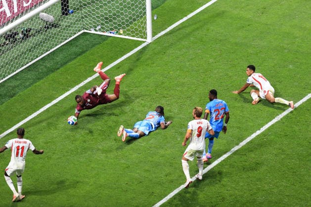 Football - FIFA World Cup, WM, Weltmeisterschaft, Fussball - Round of 32 - Round of 32 - England v DR Congo 1st July 2026 - FIFA World Cup - Round of 32 - England v DR Congo - DR Congo goalkeeper Lionel Mpasi saves a header from Jude Bellingham of England - Photo: Simon Stacpoole Offside. Atlanta USA *** Fußball – FIFA-Weltmeisterschaft – Runde der letzten 32 – Runde der letzten 32 – England gegen DR Kongo – 1. Juli 2026 – FIFA-Weltmeisterschaft – Runde der letzten 32 – England gegen DR Kongo – Der Torhüter der DR Kongo, Lionel Mpasi, pariert einen Kopfball von Jude Bellingham aus England – Foto: Simon Stacpoole – Abseits – Atlanta, USA  Copyright: xSimonxStacpoolexOffside