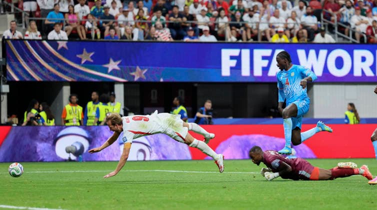 England v Congo DR: Round Of 32 - FIFA World Cup, WM, Weltmeisterschaft, Fussball 2026 Harry Kane of England is brought down by Lionel Mpasi, goalkeeper of Congo DR during the FIFA World Cup 2026 Round Of 32 match between England and Congo DR at Atlanta Stadium on July 1, 2026 in Atlanta, United States. Atlanta Atlanta Stadium GA United States Copyright: xAllstarxPicturexLibraryxLtdx