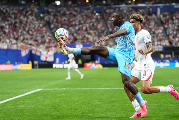 Nico O™Reilly (England) and Noah Sadiki (Congo DR) during England and DR Congo, Round of 32 FIFA World Cup, WM, Weltmeisterschaft, Fussball 2026, Atlanta Stadium, Atlanta, United States on July 1, 2026. Thor Wegner DeFodi Images. (Photo by DeFodi Images) - *** Nico O Reilly (England) and Noah Sadiki (DR Congo) during the England vs. DR Congo match in the Round of 32 of the 2026 FIFA World Cup at Atlanta Stadium in Atlanta, United States, on July 1, 2026. Photo by DeFodi Images (Thor Wegner)