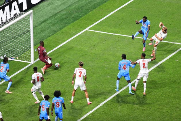 Football - FIFA World Cup, WM, Weltmeisterschaft, Fussball - Round of 32 - Round of 32 - England v DR Congo 1st July 2026 - FIFA World Cup - Round of 32 - England v DR Congo - DR Congo goalkeeper Lionel Mpasi makes a save from the shot of Harry Kane of England - Photo: Simon Stacpoole Offside. Atlanta USA *** Fußball – FIFA-Weltmeisterschaft – Runde der letzten 32 – Runde der letzten 32 – England gegen DR Kongo – 1. Juli 2026 – FIFA-Weltmeisterschaft – Runde der letzten 32 – England gegen DR Kongo – Der Torhüter der DR Kongo, Lionel Mpasi, wehrt einen Schuss von Harry Kane aus England ab. Foto: Simon Stacpoole – Abseits – Atlanta, USA  Copyright: xSimonxStacpoolexOffside
