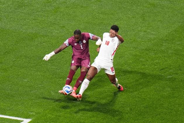 Jude Bellingham of England battles with Lionel Mpasi of DR Congo England v DR Congo, 2026 FIFA World Cup, WM, Weltmeisterschaft, Fussball Group of 32, Football, Atlanta Stadium, Atlanta, Georgia, USA - 01 Jul 2026Atlanta Mercedes-Benz Stadium Georgia (GA) United States of America  Copyright: xIsmaelxAdnan Shutterstockx 16970376x