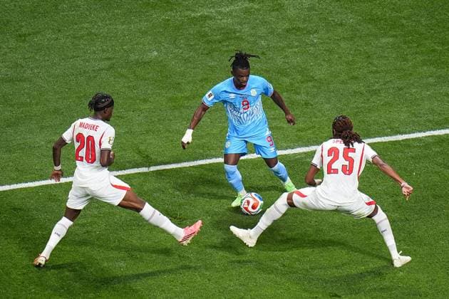 Brian Cipenga of DR Congo under pressure from Noni Madueke of England and Djed Spence of England England v DR Congo, 2026 FIFA World Cup, WM, Weltmeisterschaft, Fussball Group of 32, Football, Atlanta Stadium, Atlanta, Georgia, USA - 01 Jul 2026Atlanta Mercedes-Benz Stadium Georgia (GA) United States of America  Copyright: xIsmaelxAdnan Shutterstockx 16970376z