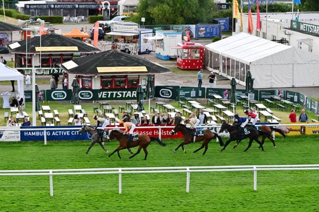 GER; DERBY-MEETING 2026: Hamburger Renn-Club 01.07.2026, GER; DERBY-MEETING 2026: Hamburger Renn-Club Schoppe Cup im Bild das Feld von oben vor der Haupttribuene *** GER DERBY MEETING 2026 Hamburg Racing Club July 1, 2026, GER DERBY MEETING 2026 Hamburg Racing Club Schoppe Cup: A view of the field from above in front of the main grandstand nordphotoxGmbH xWitke nph00002