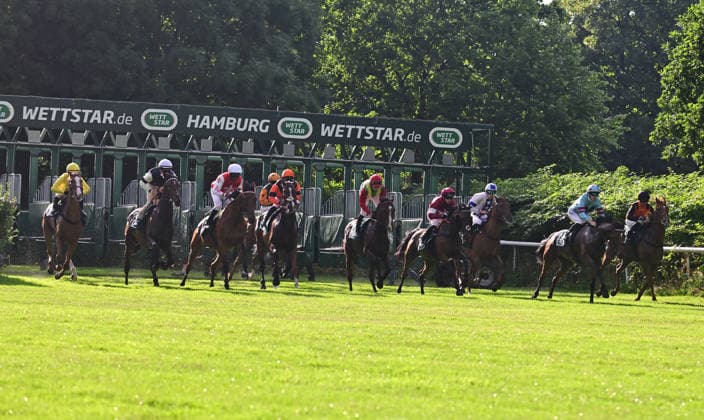 GER; DERBY-MEETING 2026: Hamburger Renn-Club 01.07.2026, GER; DERBY-MEETING 2026: Hamburger Renn-Club planzmich.de-Rennen im Bild das Feld startet aus der Startbox *** GER DERBY MEETING 2026 Hamburg Racing Club July 1, 2026, GER DERBY MEETING 2026 Hamburg Racing Club planzmich.de The race in pictures: The field starts from the starting gate nordphotoxGmbH xWitke nph00002