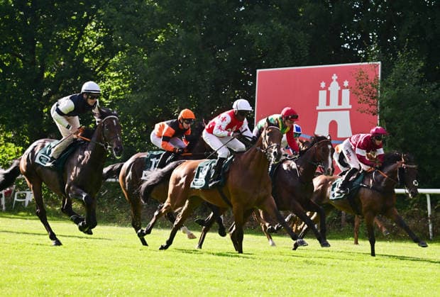 GER; DERBY-MEETING 2026: Hamburger Renn-Club 01.07.2026, GER; DERBY-MEETING 2026: Hamburger Renn-Club planzmich.de-Rennen im Bild das Feld nach dem Start mit dem Hamburg Schild im Hintergrund *** GER DERBY MEETING 2026 Hamburg Racing Club July 1, 2026, GER DERBY MEETING 2026 Hamburg Racing Club planzmich.de The race in pictures: the field after the start with the Hamburg sign in the background nordphotoxGmbH xWitke nph00002