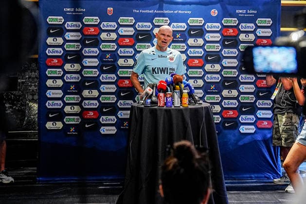 Fotball-VM 2026: Dallas, Texas , USA 20260701. Landslagssjef Stale Solbakken moter pressen pa spillerhotellet dagen etter seier mot Elfenbenskysten i fotball-VM 2026. Foto: Terje Pedersen NTB Dallas, Texas USA EDITORIAL USE ONLY. RESTRICTED USE FOR BETTING COMPANIES Ref:_SPOZ4hwM_2yPgY.jpg *** 2026 FIFA World Cup, Dallas, Texas, USA, July 1, 2026: National team coach Stale Solbakken addresses the press at the players hotel the day after the victory over Ivory Coast in the 2026 FIFA World Cup. Photo: Terje Pedersen, NTB, Dallas, Texas, USA EDITORIAL USE ONLY RESTRICTED USE FOR BETTING COMPANIES  Copyright: xTerjexPedersenx xNTBx